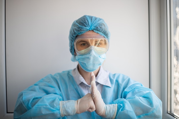 Foto de una mujer que llevaba un equipo de protección de personal médico