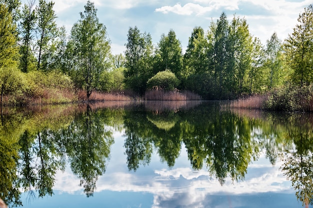 Foto de la naturaleza escénica, pintorescas montañas Romantsevskiye (Konduki) en Rusia