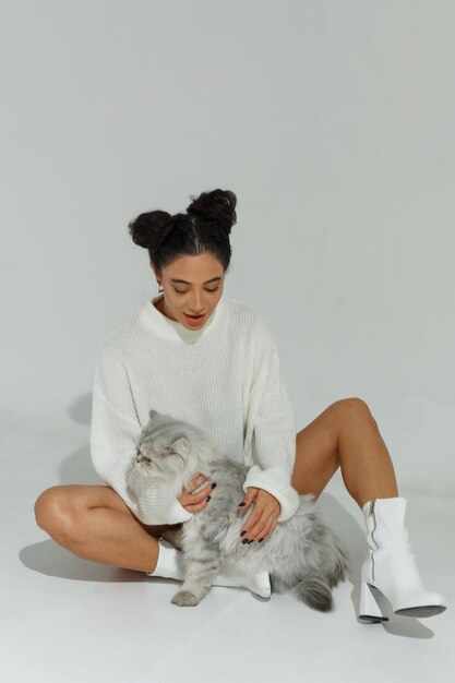 Foto de niña dulce con su gato Foto de alta calidad.