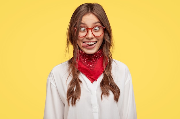 La foto de la novia loca hace una mueca, cruza los ojos y saca la lengua, se hace el tonto