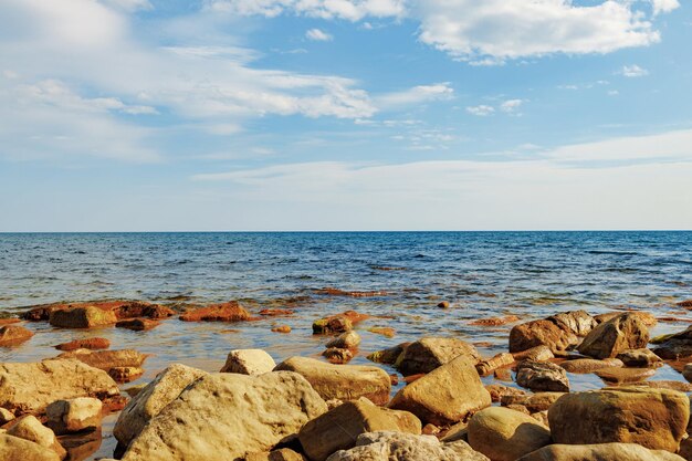 Foto de la orilla del mar pedregoso para un fondo