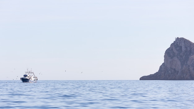 Foto de paisaje de un arrastrero de pesca en un día soleado