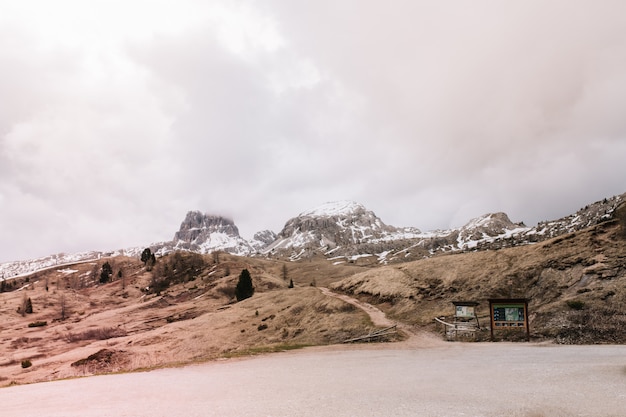 Foto del paisaje desértico de Italia con montañas distantes y cielo nublado