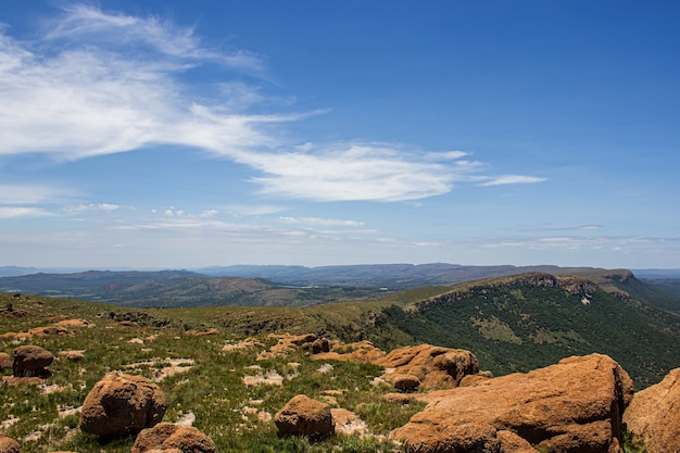 Foto gratuita foto de paisaje de hermosas montañas cubiertas de bosques bajo el cielo azul con nubes