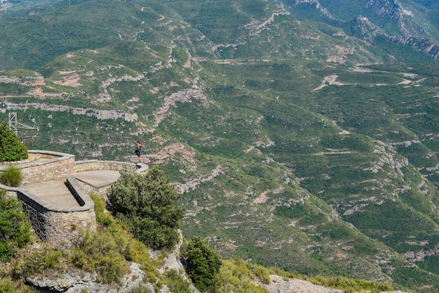 Foto de paisaje de hermosas montañas en forma de cono en frondosos bosques