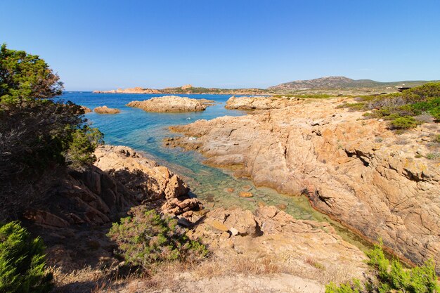 Foto de paisaje de un lago azul rodeado de rocas