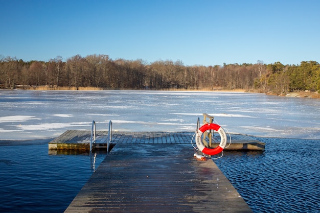 Foto de paisaje de una piscina de hielo natural en Suecia