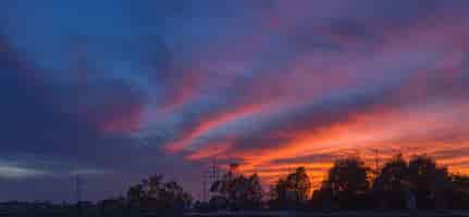 Foto gratuita foto panorámica del atardecer en nueva zagreb con siluetas de antena de un edificio antiguo