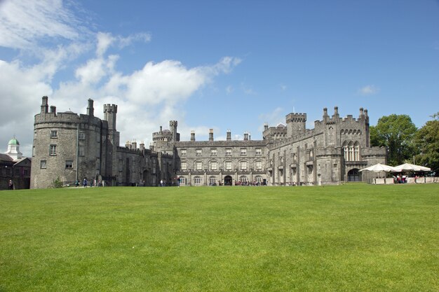 Foto panorámica de un día soleado en los jardines del castillo de Kilkenny.