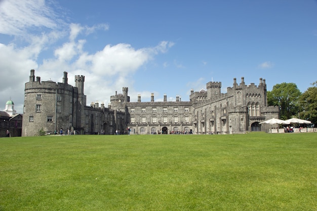 Foto panorámica de un día soleado en los jardines del castillo de Kilkenny.