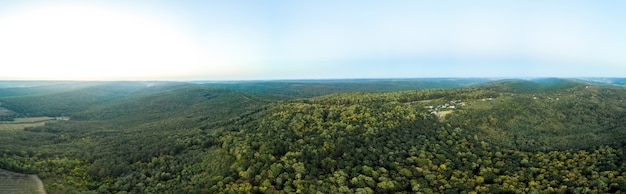 Foto panorámica desde un dron de la naturaleza en Moldavia durante la puesta de sol