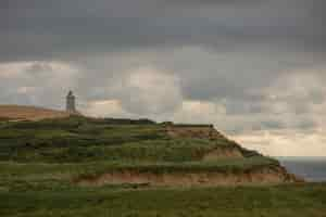 Foto gratuita foto panorámica del faro de rubjerg knude en el norte de dinamarca