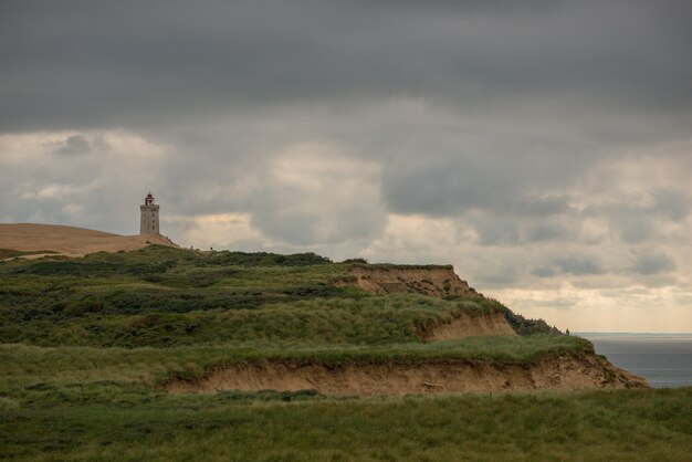 Foto panorámica del faro de Rubjerg Knude en el norte de Dinamarca