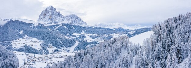 Foto panorámica de hermosas montañas nevadas