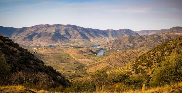 Foto panorámica de un hermoso paisaje de montaña y río al atardecer en Portugal
