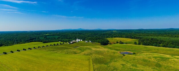 Foto panorámica de un hermoso paisaje de tierras de cultivo y montañas en Virginia, EE.