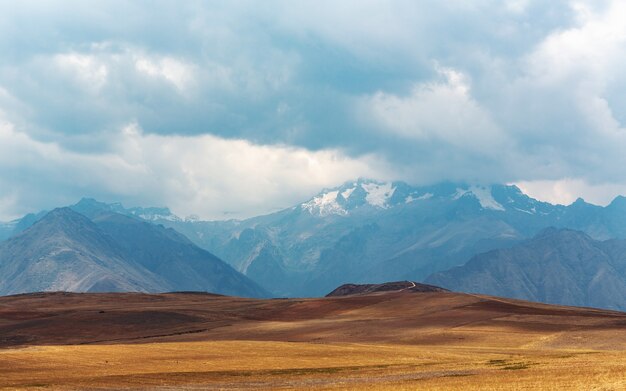 Foto panorámica de una llanura con montañas tocando el cielo