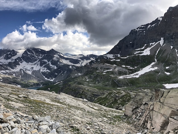 Foto panorámica del Parco Nazionale Gran Paradiso Valnontey en Italia en un día nublado