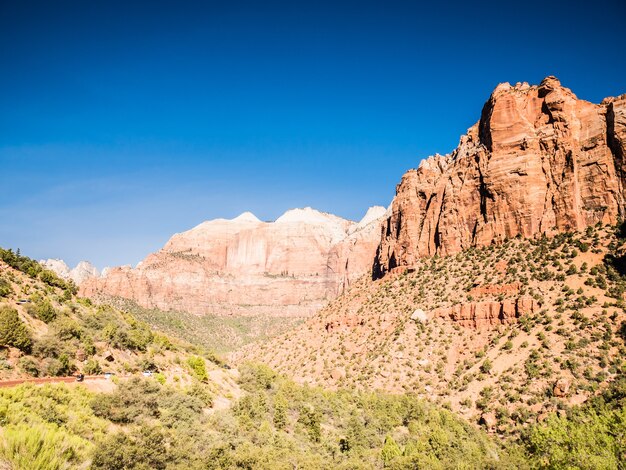 Foto panorámica del Parque Nacional Zion Springdale en Estados Unidos con una escena de cielo azul