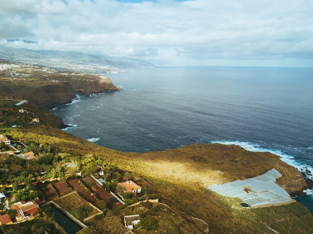 Foto panorámica de la pintoresca costa del océano de la isla de Tenerife