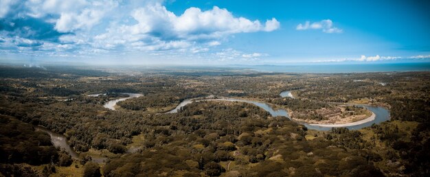 Foto panorámica de un río con curvas en medio de árboles en Papua Nueva Guinea