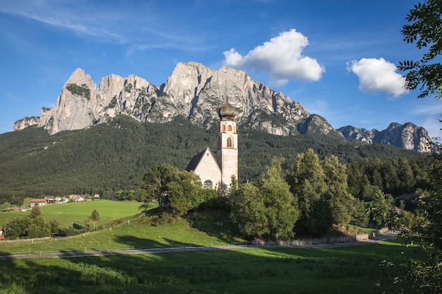 Foto panorámica de un st. Valentin iglesia con la montaña Schlern en Italia