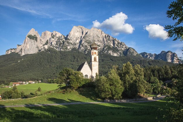 Foto panorámica de un st. Valentin iglesia con la montaña Schlern en Italia