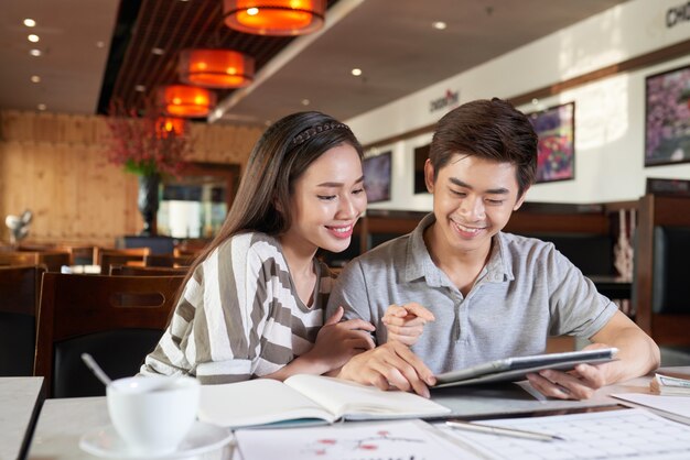 Foto de pareja asiática teniendo cita en coffeeshop