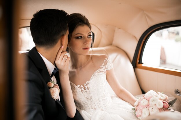 Foto de pareja de boda en coche retro