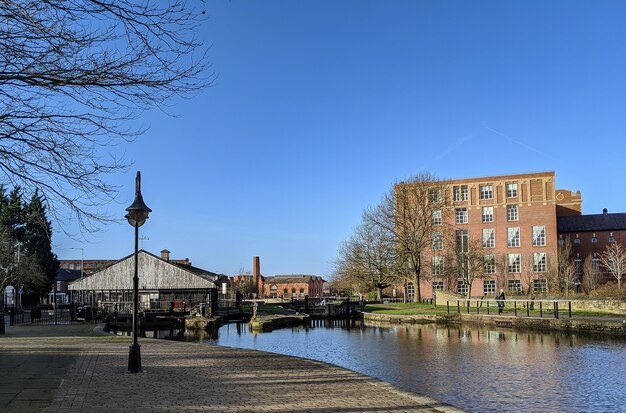 Foto de una pequeña ciudad con un río en un hermoso día soleado