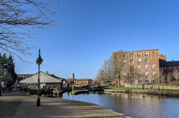 Foto de una pequeña ciudad con un río en un hermoso día soleado