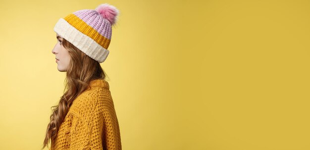 Foto gratuita foto de perfil atractivo peinado rizado femenino con sombrero suéter de punto cola permanente orden caliente