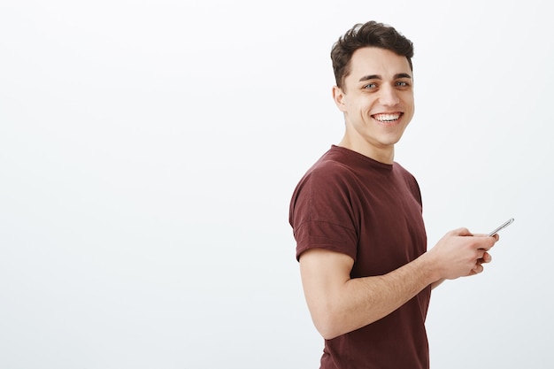 Foto de perfil de hombre europeo amistoso positivo en camiseta casual