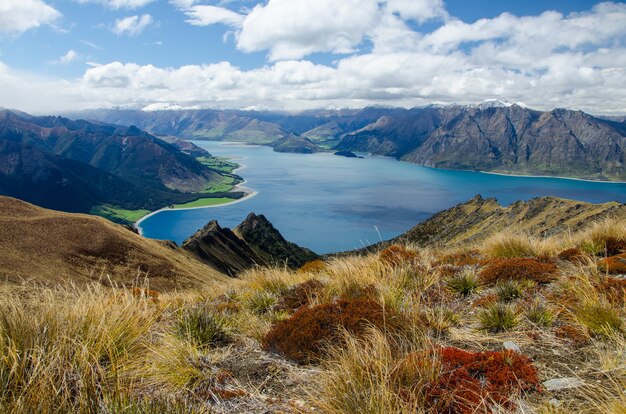 Foto del pico del istmo y un lago en Nueva Zelanda