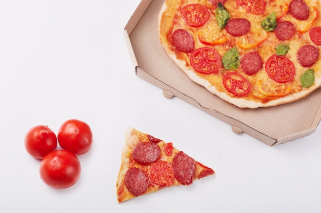 Foto gratuita foto de pizza de pepperoni con queso mozzarella