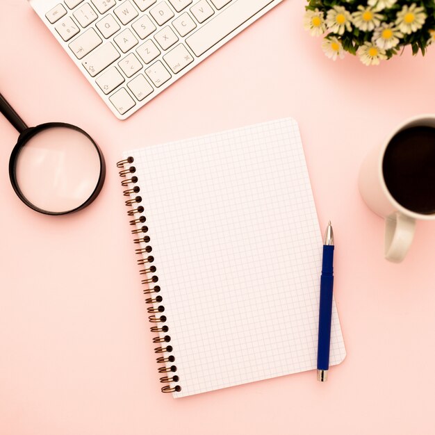 Foto plana y creativa de la mesa de trabajo.