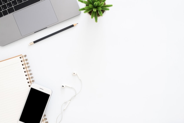 Foto plana y creativa de la mesa de trabajo.