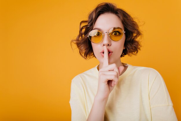 Foto de primer plano de adorable joven en moda gafas de sol amarillas