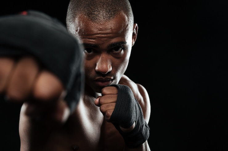 Foto gratuito foto de primer plano del boxeador afroamericano, mostrando sus puños