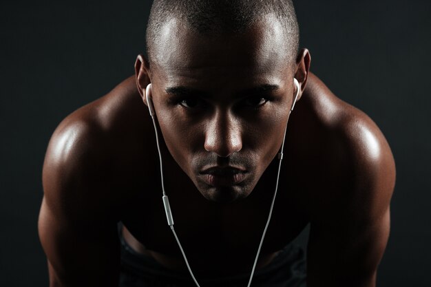 Foto de primer plano del hombre serio de los deportes afroamericanos