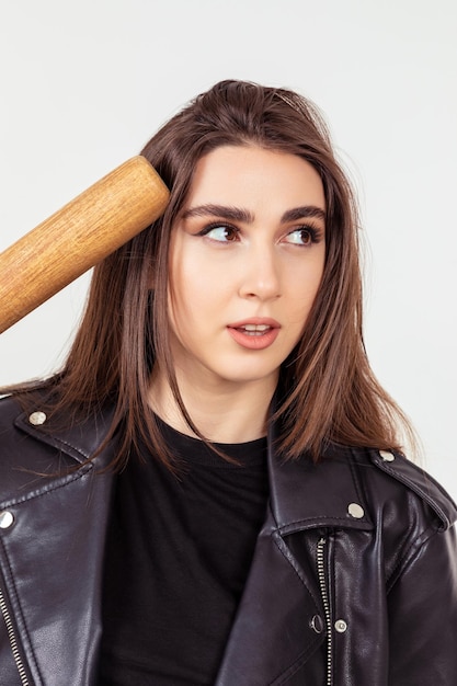 Foto de primer plano de la joven y bella dama de pie sobre fondo blanco.