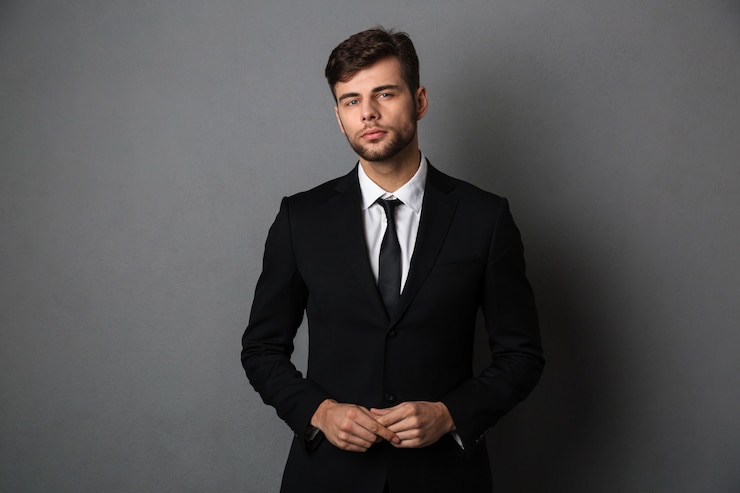 Foto gratuito foto de primer plano de joven exitoso hombre de negocios en traje negro