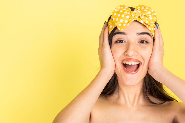 Foto de primer plano de una joven hermosa que se siente feliz