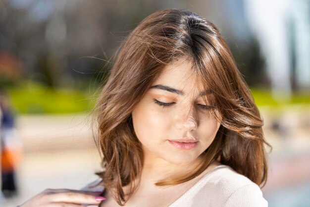 Foto de primer plano de una joven modelo mirando hacia abajo Foto de alta calidad