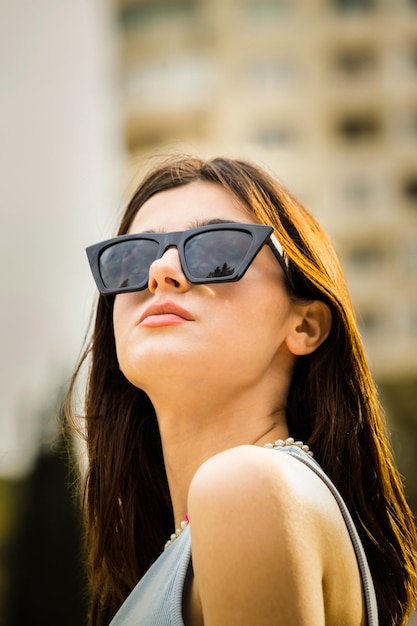 Foto de primer plano de una linda dama con gafas de sol