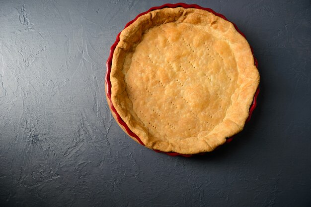 Foto de primer plano de masa de tarta horneada