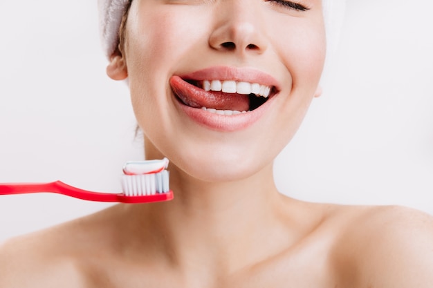 Resoluciones de cuidado bucal para unos dientes resplandecientes. Fotoo Freepik
