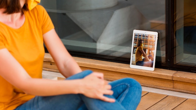 Foto gratuita foto de primer plano mujer tomando con tableta