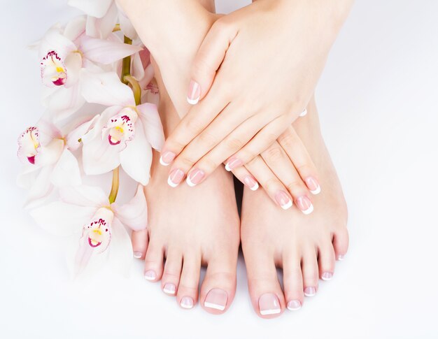 Foto en primer plano de pies femeninos en el salón de spa en procedimiento de pedicura y manicura - Imagen de enfoque suave