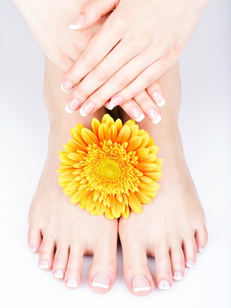 Foto en primer plano de pies femeninos en el salón de spa en procedimiento de pedicura y manicura - Imagen de enfoque suave